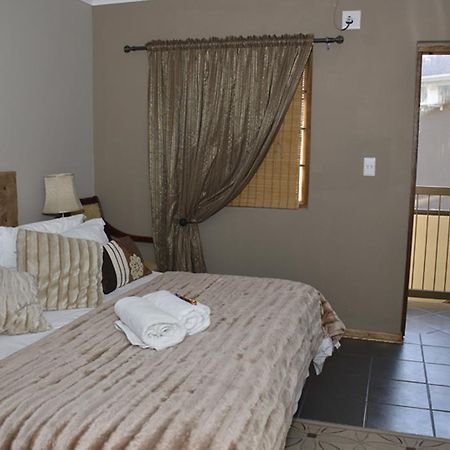 Two Bells Guest House Bloemfontein Esterno foto