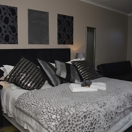 Two Bells Guest House Bloemfontein Esterno foto