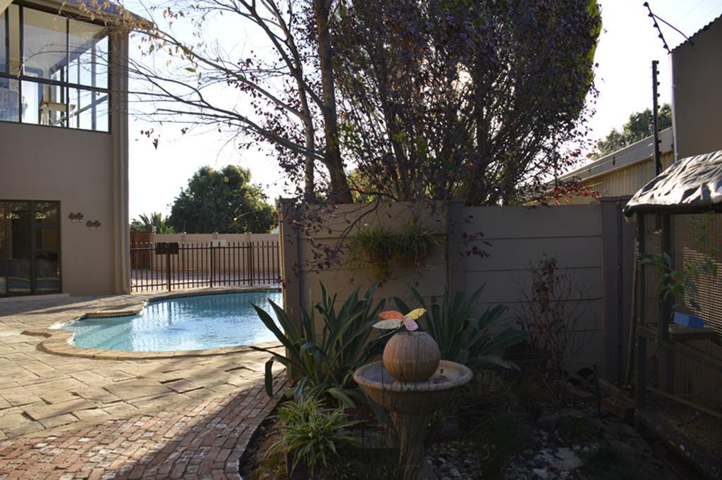 Two Bells Guest House Bloemfontein Esterno foto