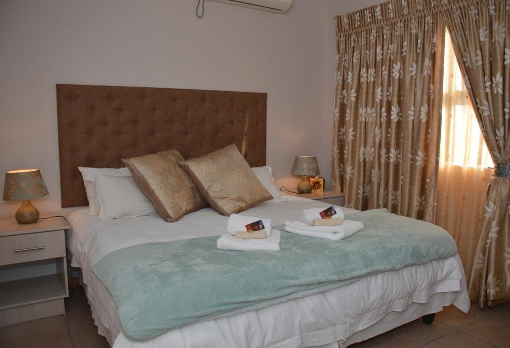 Two Bells Guest House Bloemfontein Esterno foto