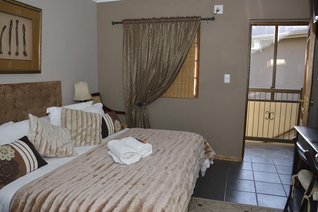 Two Bells Guest House Bloemfontein Esterno foto