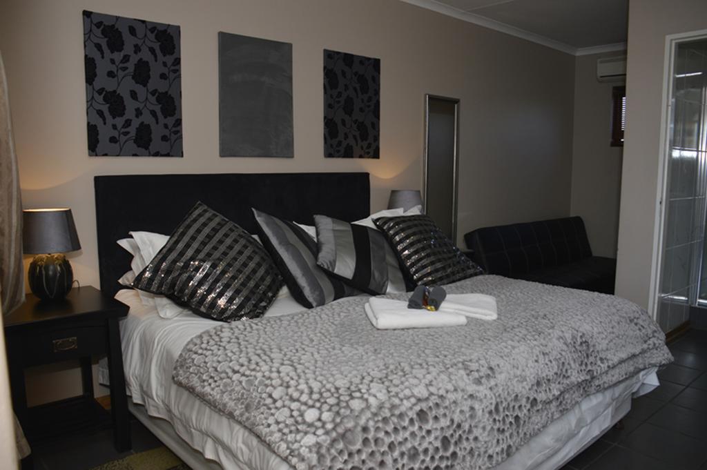 Two Bells Guest House Bloemfontein Esterno foto