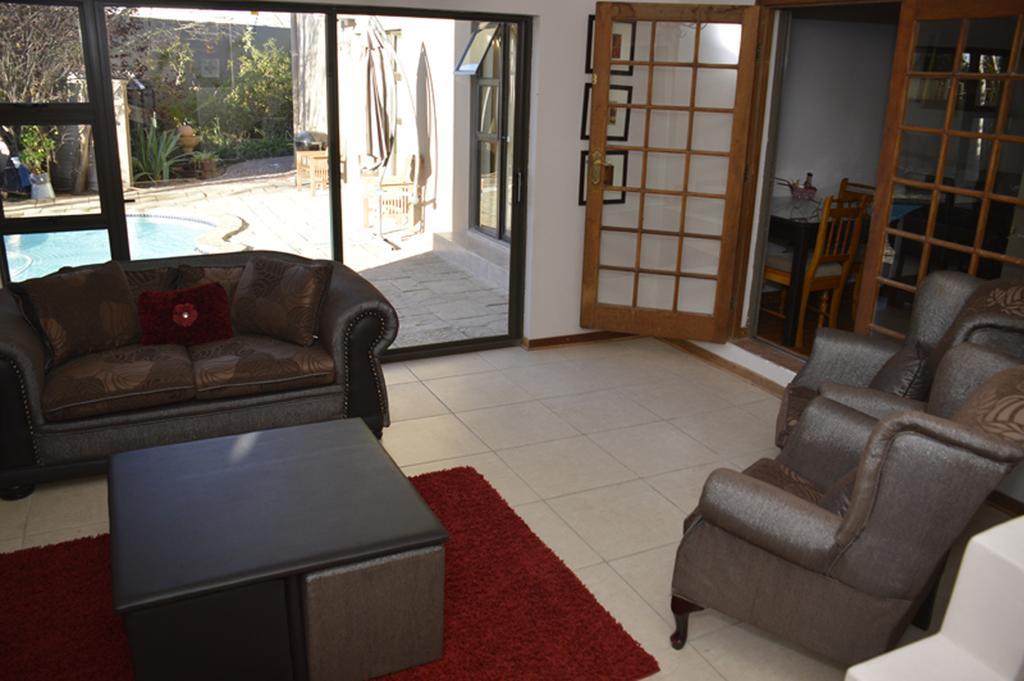 Two Bells Guest House Bloemfontein Esterno foto