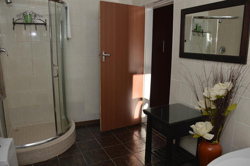 Two Bells Guest House Bloemfontein Esterno foto