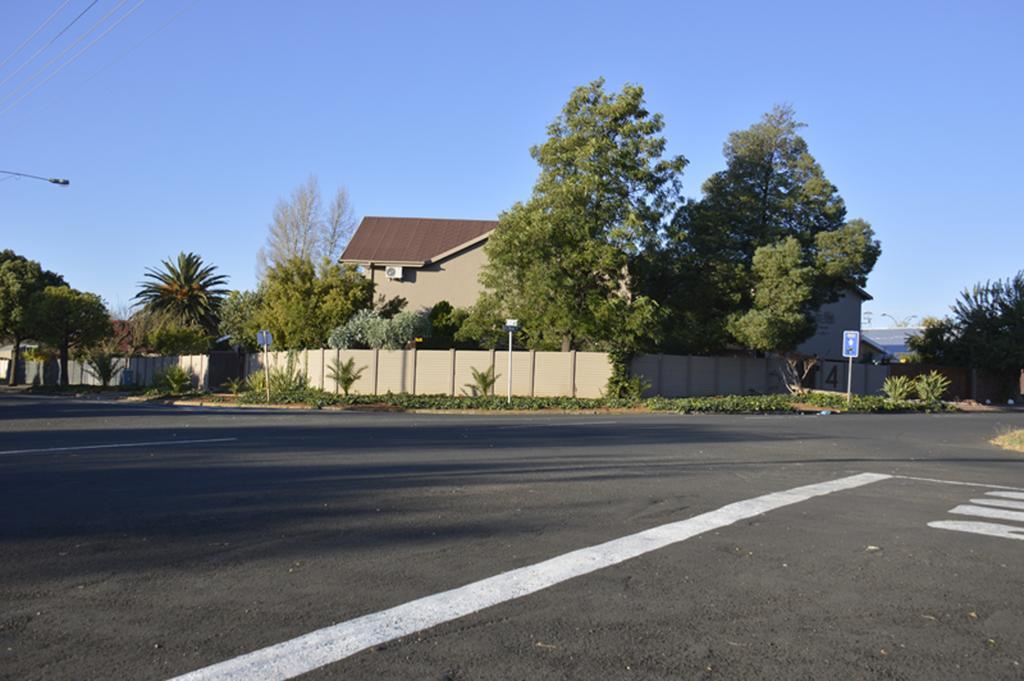 Two Bells Guest House Bloemfontein Esterno foto